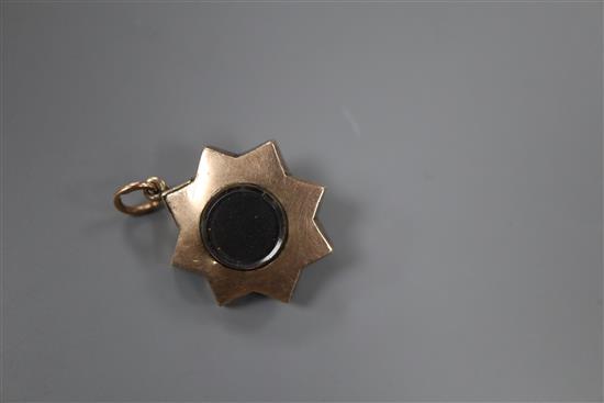 A Victorian yellow metal and Scottish hardstone set star pendant, with glazed panel en verso, 28mm, gross 6.8 grams.